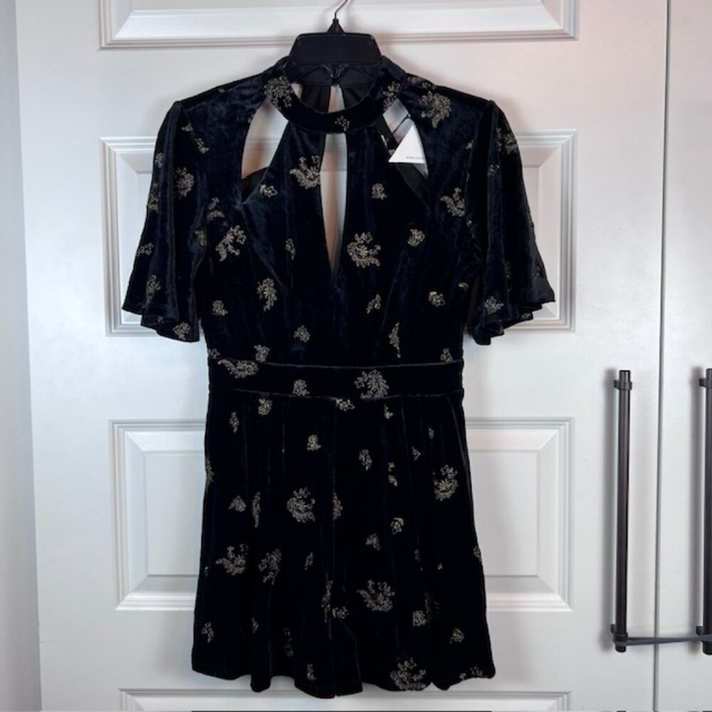 Lost + Wander Genevieve Black Velvet Embroidered Cutout Mini Romper Small NWT - Picture 3 of 12